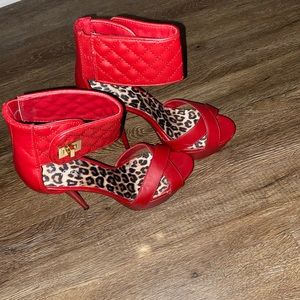 Beautiful size 7 red holiday heels